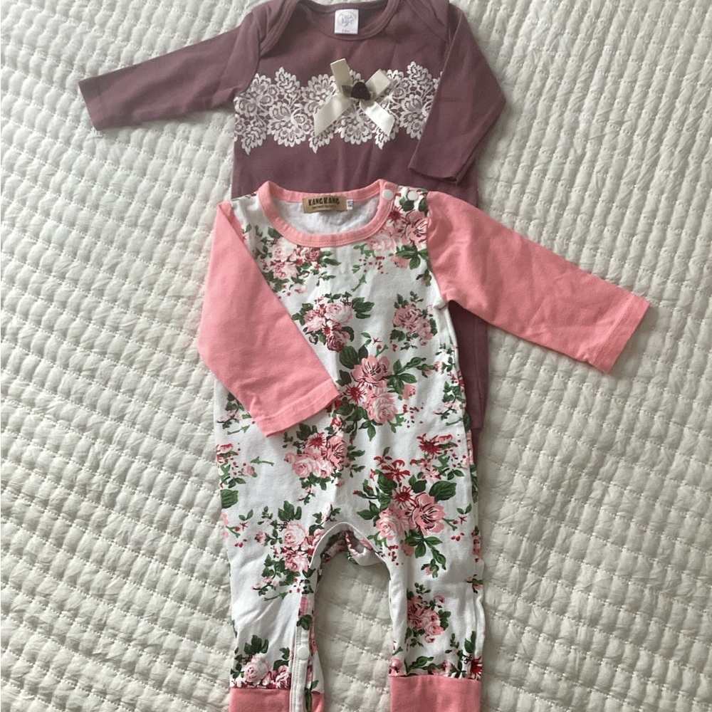 Set of rompers.